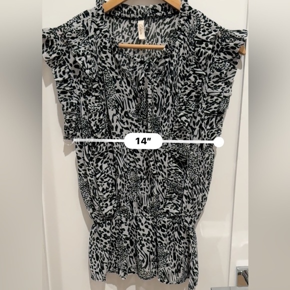 Tiger print or cat print blouse black and white size M - Picture 7 of 7